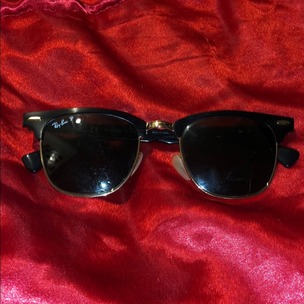 Ray ban sunglasses/ One crack on the left glass